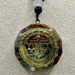 Ciondolo Sette Chakra con Simbolo Sacro – Armonia, Energia e Protezione”