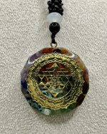 Ciondolo Sette Chakra con Simbolo Sacro – Armonia, Energia e Protezione”
